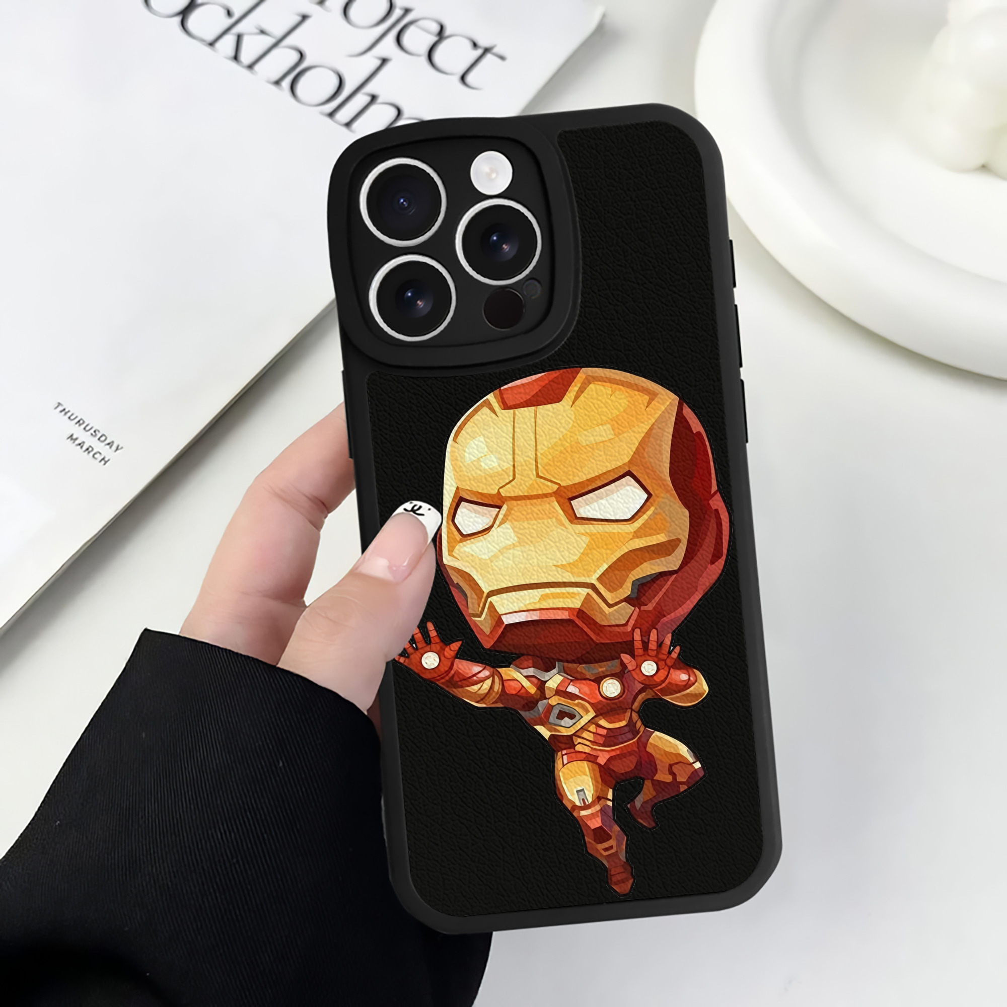 （画像用） アベンジャーズ The Avengers 【iPhone 16シリーズ対応】シリコンスマホケース（レザー調） 材質：シリコン